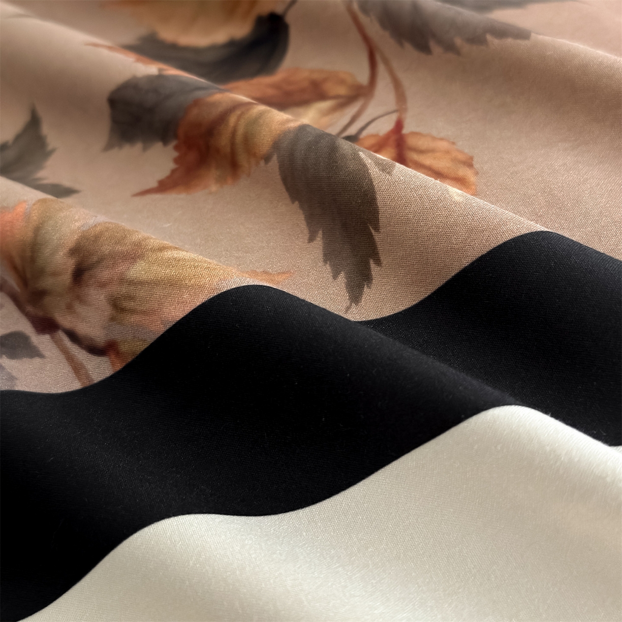 91家纺网 家纺一手货源 找家纺 一左一右 2025秋冬新款数码印花法式复古风花边亲肤棉磨毛水洗棉床笠床裙四件套-香澜花园 莫妮卡