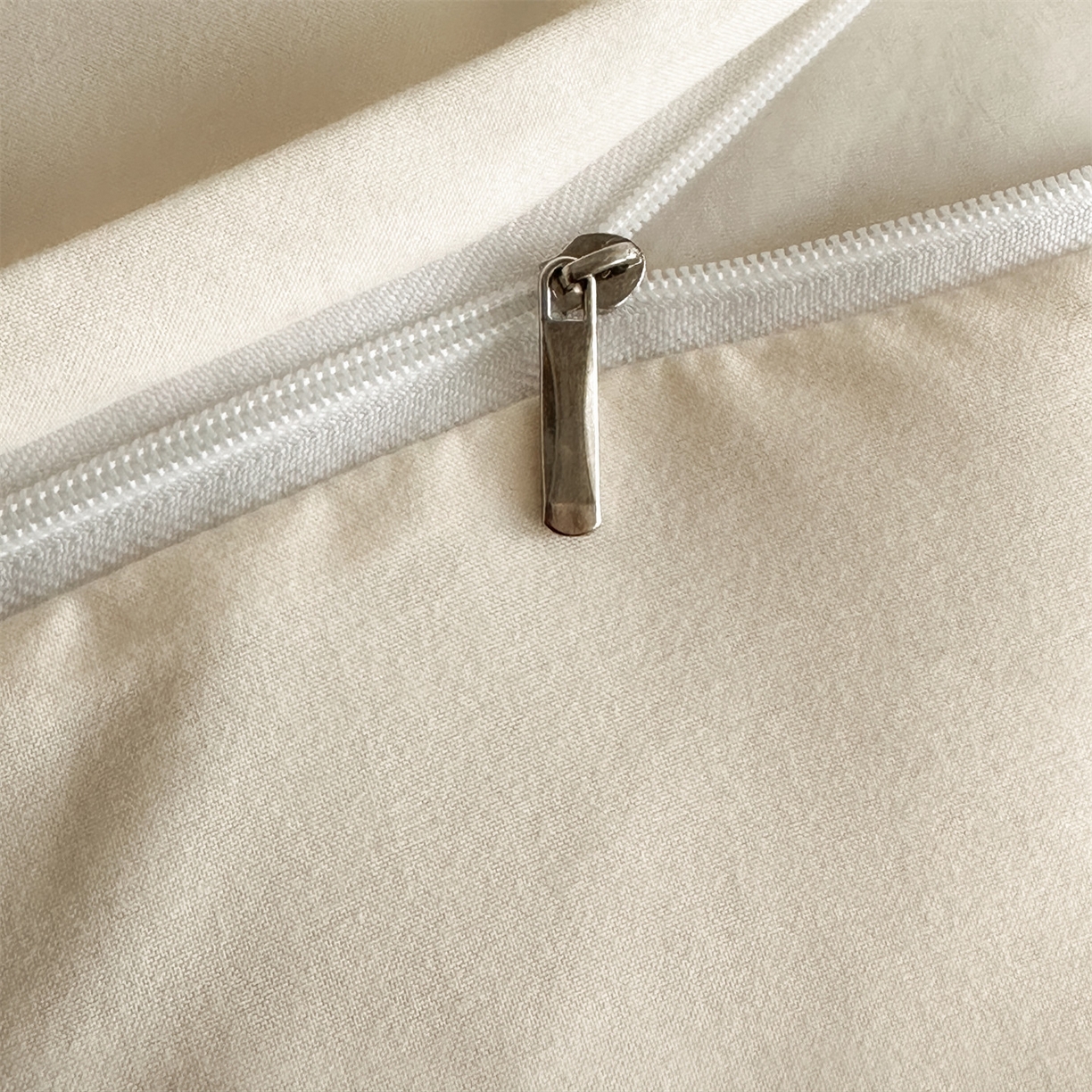 91家纺网 家纺一手货源 找家纺 一左一右 2025秋冬新款数码印花法式复古风花边亲肤棉磨毛水洗棉床笠床裙四件套-香澜花园 莫妮卡