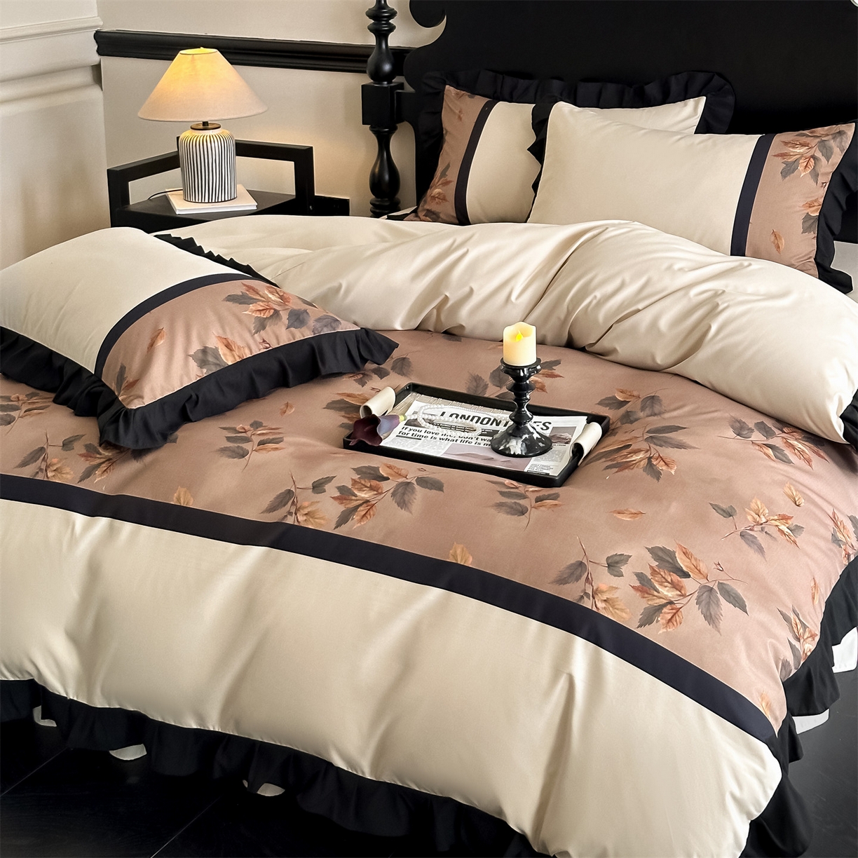 91家纺网 家纺一手货源 找家纺 一左一右 2025秋冬新款数码印花法式复古风花边亲肤棉磨毛水洗棉床笠床裙四件套-香澜花园 莫妮卡