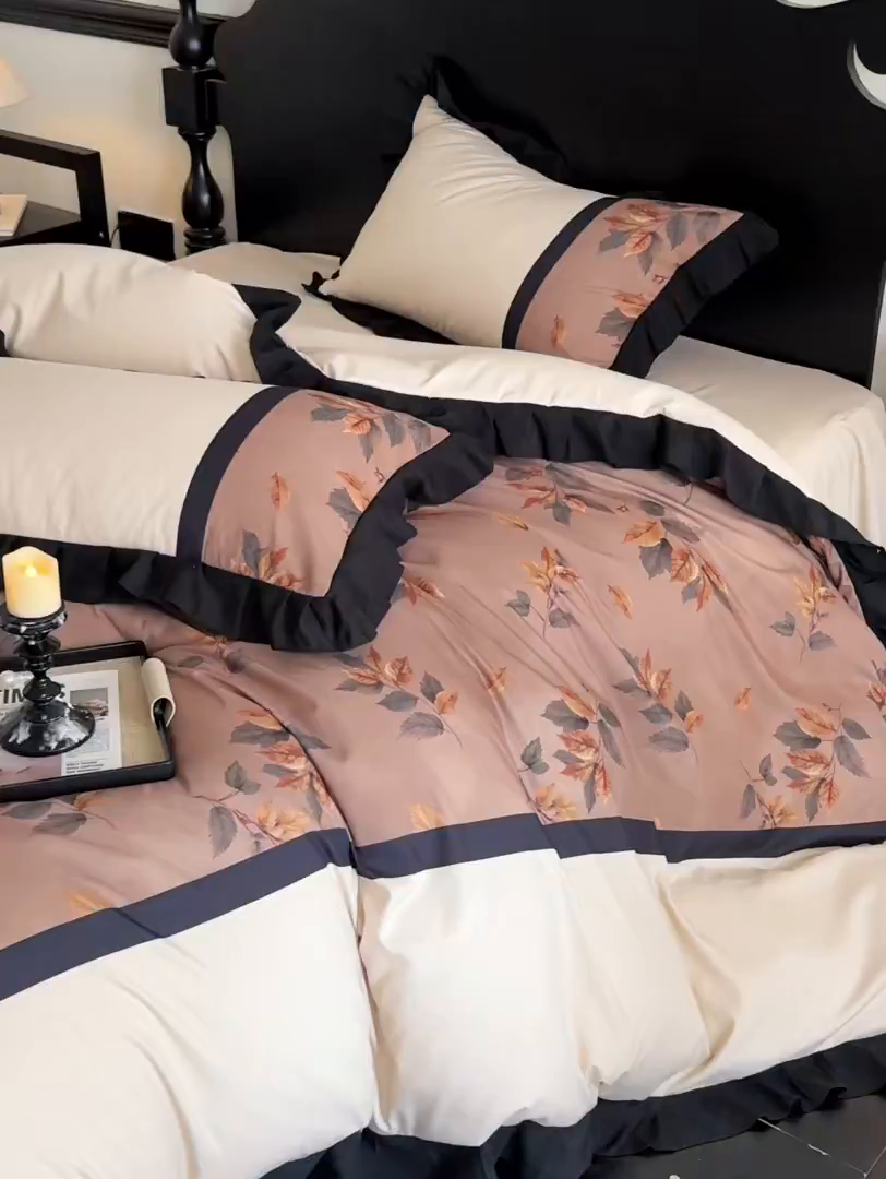 91家纺网 家纺一手货源 找家纺 一左一右 2025秋冬新款数码印花法式复古风花边亲肤棉磨毛水洗棉床笠床裙四件套-香澜花园 莫妮卡