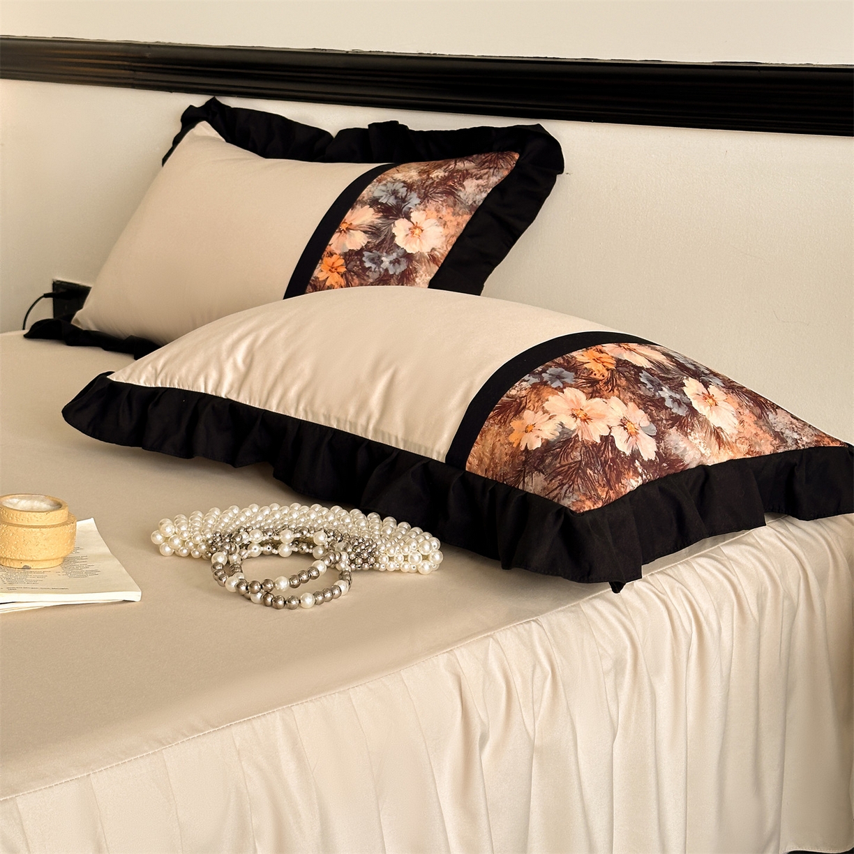 91家纺网 家纺一手货源 找家纺 一左一右 2025秋冬新款数码印花法式复古风花边亲肤棉磨毛水洗棉床笠床裙四件套-香澜花园 香槟米