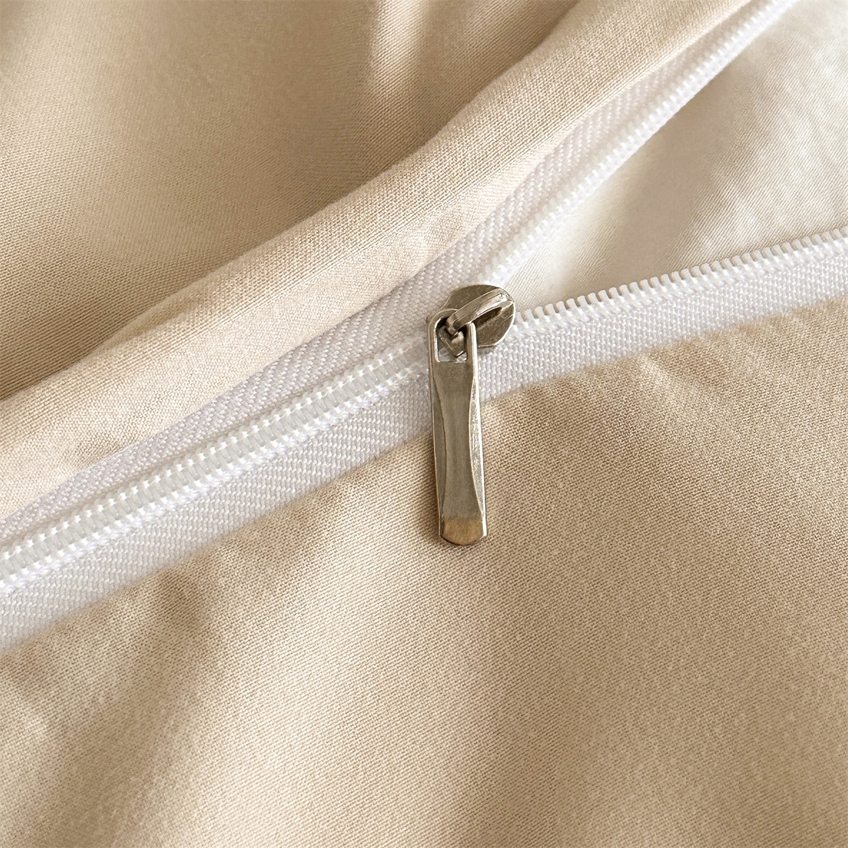 91家纺网 家纺一手货源 找家纺 一左一右 2025秋冬新款数码印花法式复古风花边亲肤棉磨毛水洗棉床笠床裙四件套-香澜花园 香槟米