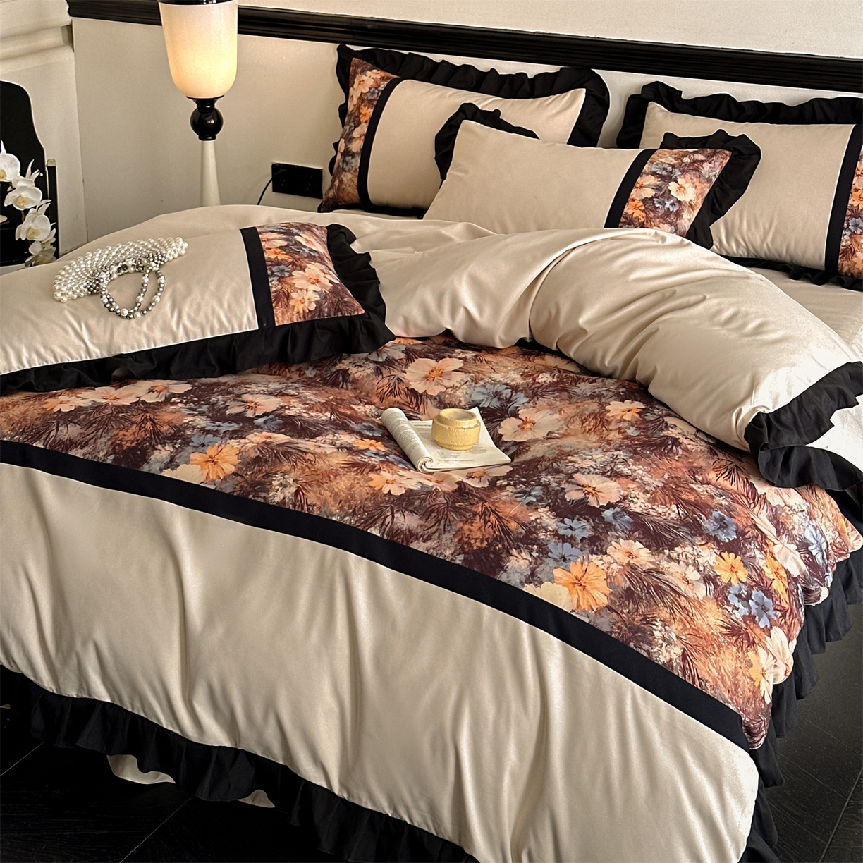 91家纺网 家纺一手货源 找家纺 一左一右 2025秋冬新款数码印花法式复古风花边亲肤棉磨毛水洗棉床笠床裙四件套-香澜花园 香槟米