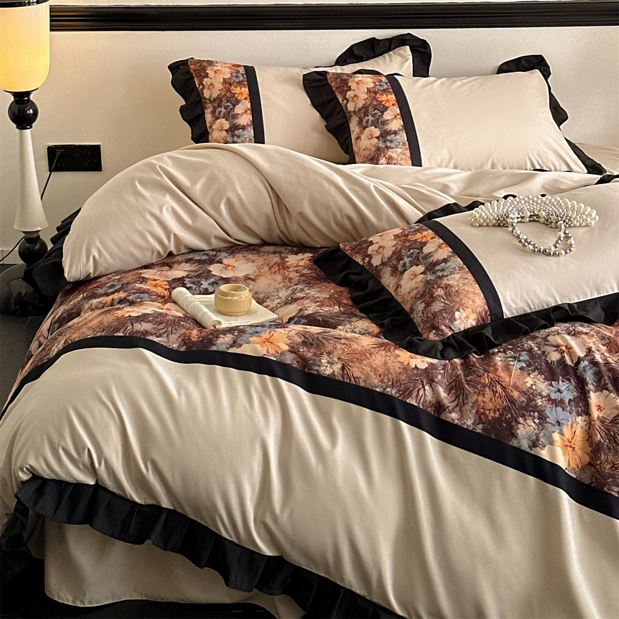 91家纺网 家纺一手货源 找家纺 一左一右 2025秋冬新款数码印花法式复古风花边亲肤棉磨毛水洗棉床笠床裙四件套-香澜花园 香槟米