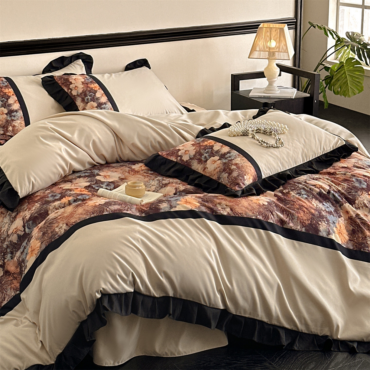 91家纺网 家纺一手货源 找家纺 一左一右 2025秋冬新款数码印花法式复古风花边亲肤棉磨毛水洗棉床笠床裙四件套-香澜花园 香槟米