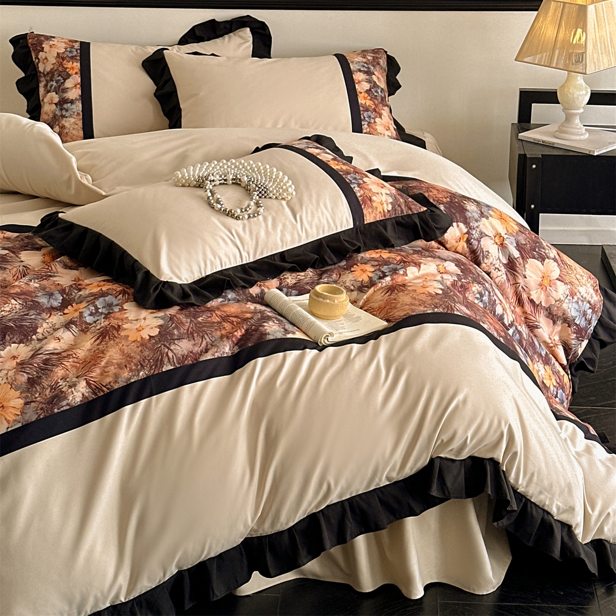 91家纺网 家纺一手货源 找家纺 一左一右 2025秋冬新款数码印花法式复古风花边亲肤棉磨毛水洗棉床笠床裙四件套-香澜花园 香槟米