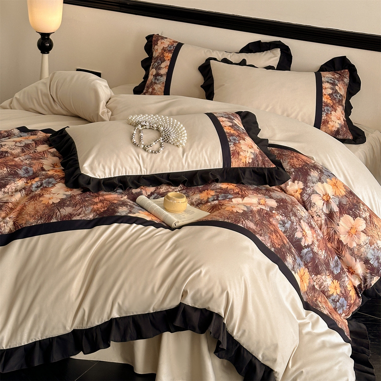 91家纺网 家纺一手货源 找家纺 一左一右 2025秋冬新款数码印花法式复古风花边亲肤棉磨毛水洗棉床笠床裙四件套-香澜花园 香槟米