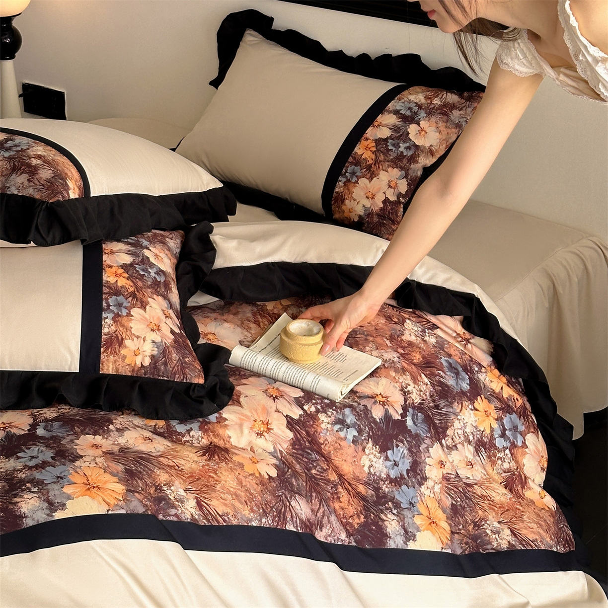 91家纺网 家纺一手货源 找家纺 一左一右 2025秋冬新款数码印花法式复古风花边亲肤棉磨毛水洗棉床笠床裙四件套-香澜花园 香槟米