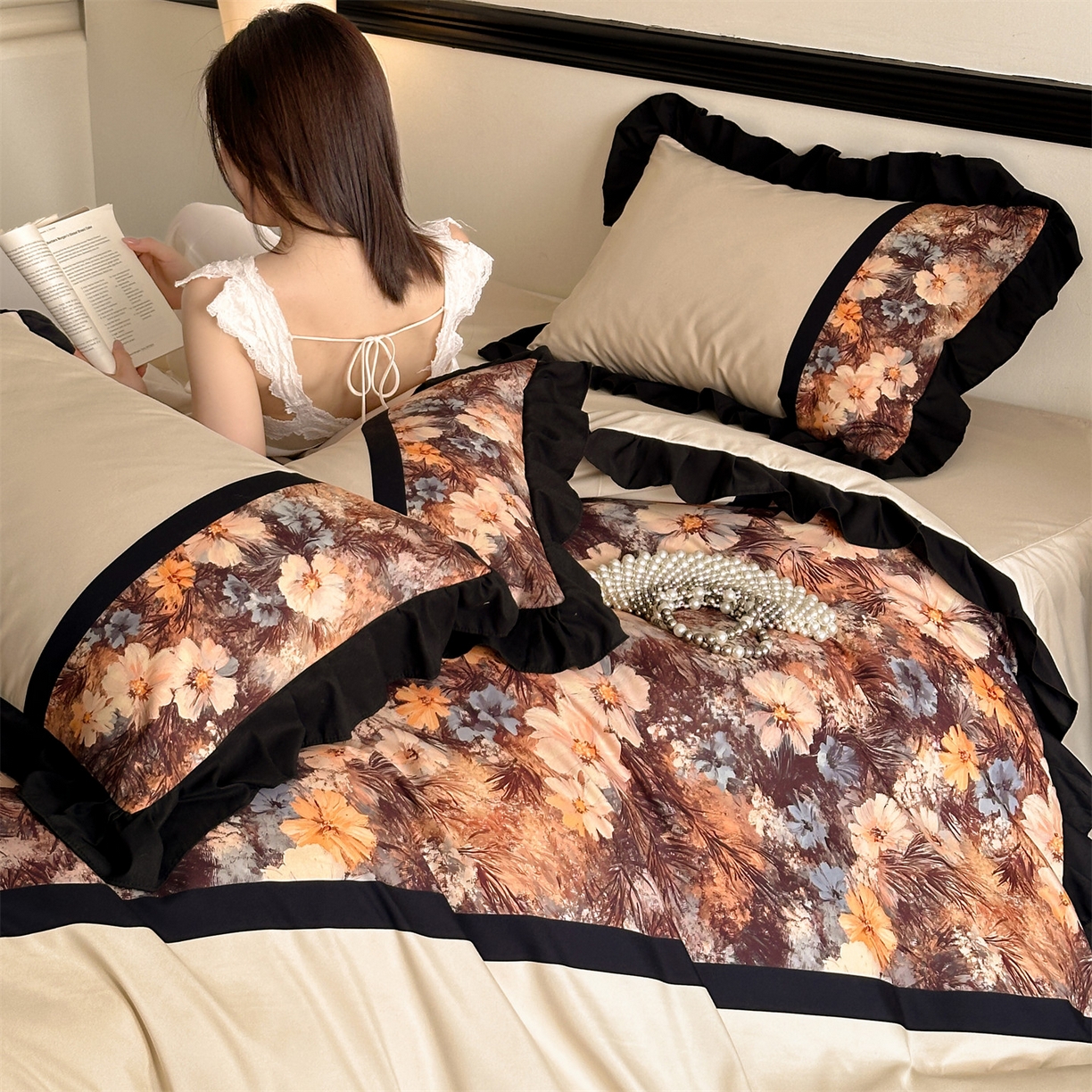 91家纺网 家纺一手货源 找家纺 一左一右 2025秋冬新款数码印花法式复古风花边亲肤棉磨毛水洗棉床笠床裙四件套-香澜花园 香槟米