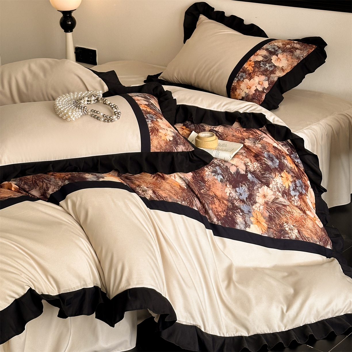 91家纺网 家纺一手货源 找家纺 一左一右 2025秋冬新款数码印花法式复古风花边亲肤棉磨毛水洗棉床笠床裙四件套-香澜花园 香槟米