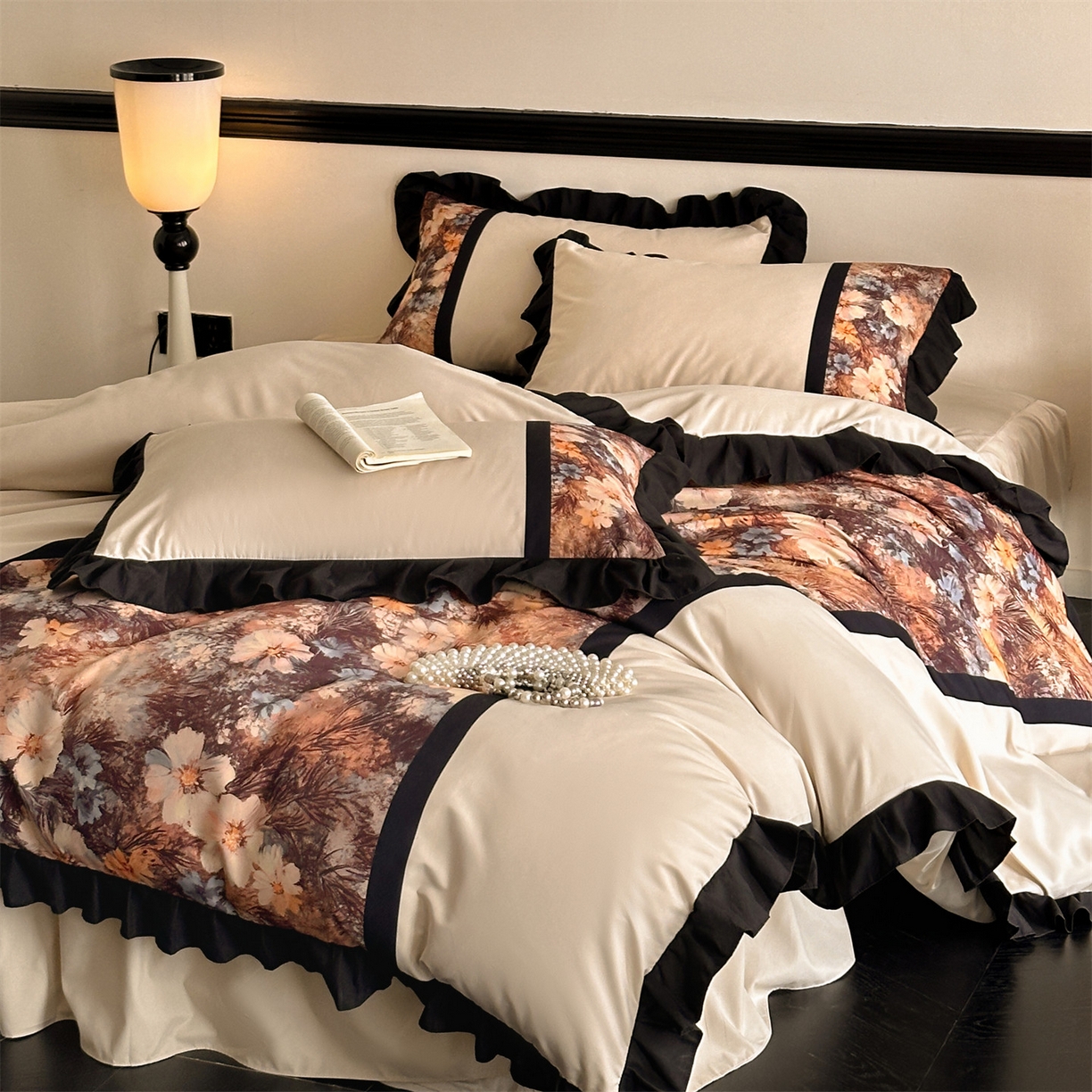 91家纺网 家纺一手货源 找家纺 一左一右 2025秋冬新款数码印花法式复古风花边亲肤棉磨毛水洗棉床笠床裙四件套-香澜花园 香槟米