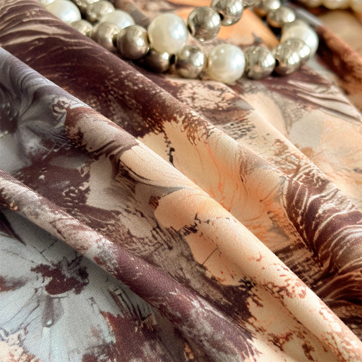 91家纺网 家纺一手货源 找家纺 一左一右 2025秋冬新款数码印花法式复古风花边亲肤棉磨毛水洗棉床笠床裙四件套-香澜花园 香槟米