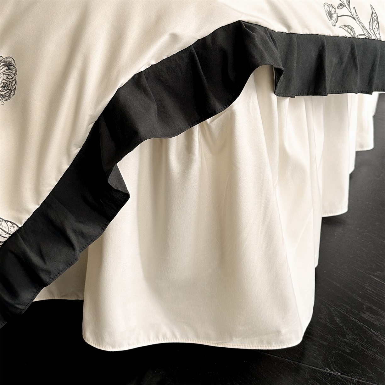 91家纺网 家纺一手货源 找家纺 （总）一左一右 2025秋冬新款数码印花法式复古田园风花边亲肤棉磨毛水洗棉床笠床裙四件套-微雨山茶