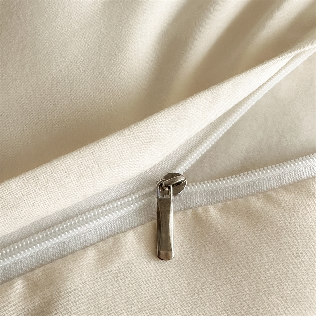 91家纺网 家纺一手货源 找家纺 （总）一左一右 2025秋冬新款数码印花法式复古田园风花边亲肤棉磨毛水洗棉床笠床裙四件套-微雨山茶