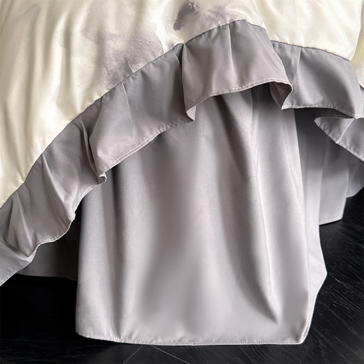 91家纺网 家纺一手货源 找家纺 （总）一左一右 2025秋冬新款数码印花法式复古田园风花边亲肤棉磨毛水洗棉床笠床裙四件套-相思墨玫