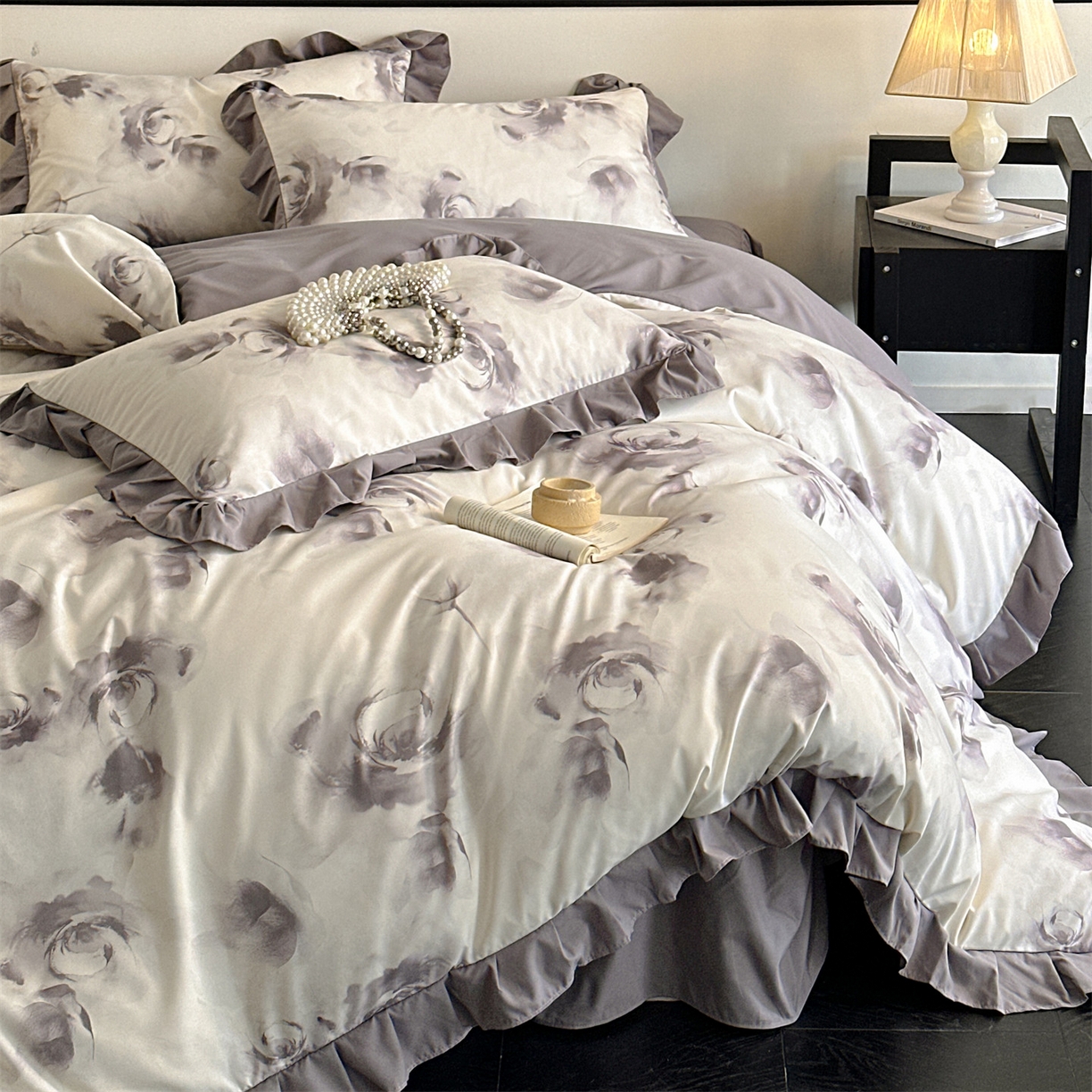 91家纺网 家纺一手货源 找家纺 （总）一左一右 2025秋冬新款数码印花法式复古田园风花边亲肤棉磨毛水洗棉床笠床裙四件套-相思墨玫