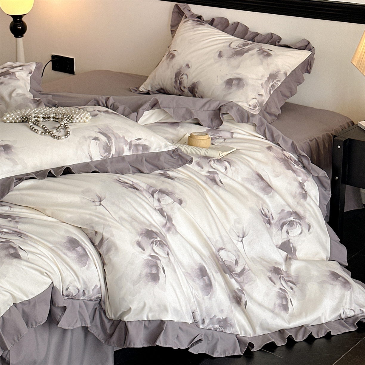 91家纺网 家纺一手货源 找家纺 （总）一左一右 2025秋冬新款数码印花法式复古田园风花边亲肤棉磨毛水洗棉床笠床裙四件套-相思墨玫