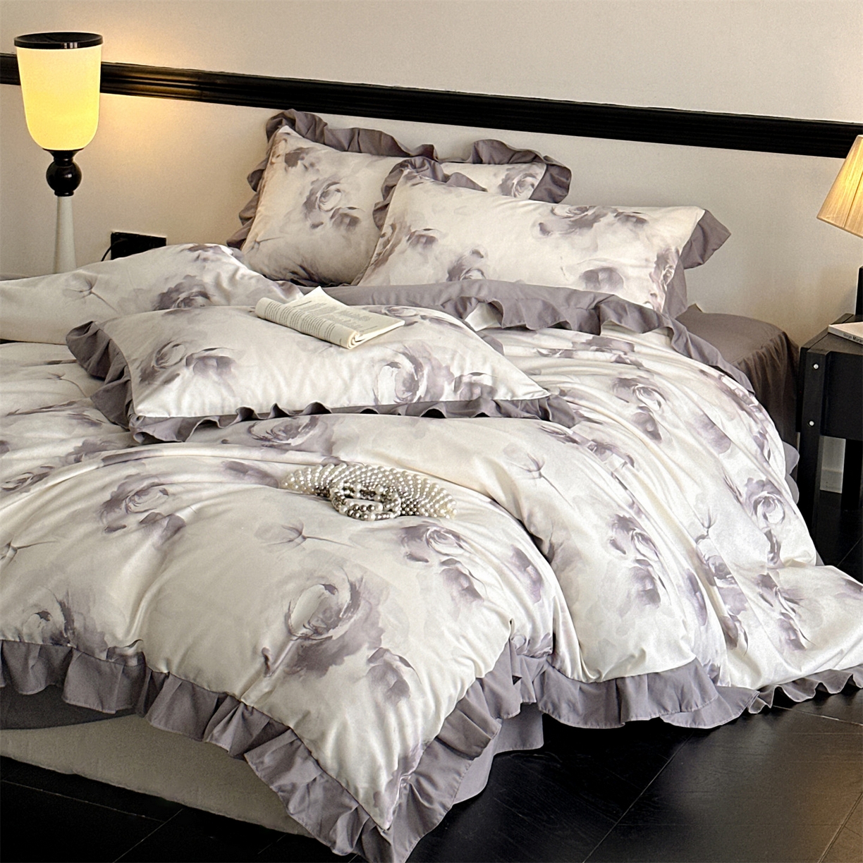 91家纺网 家纺一手货源 找家纺 （总）一左一右 2025秋冬新款数码印花法式复古田园风花边亲肤棉磨毛水洗棉床笠床裙四件套-相思墨玫