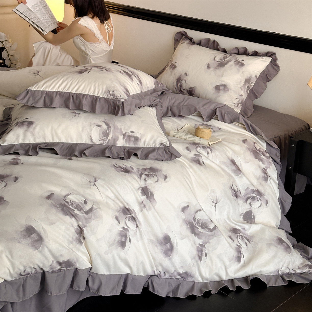 91家纺网 家纺一手货源 找家纺 （总）一左一右 2025秋冬新款数码印花法式复古田园风花边亲肤棉磨毛水洗棉床笠床裙四件套-相思墨玫