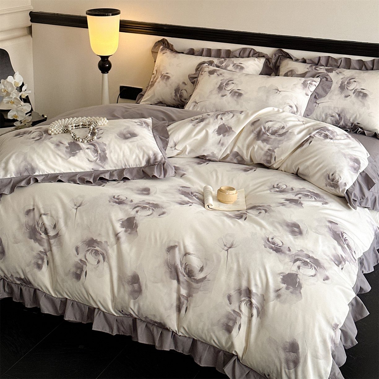 91家纺网 家纺一手货源 找家纺 （总）一左一右 2025秋冬新款数码印花法式复古田园风花边亲肤棉磨毛水洗棉床笠床裙四件套-相思墨玫