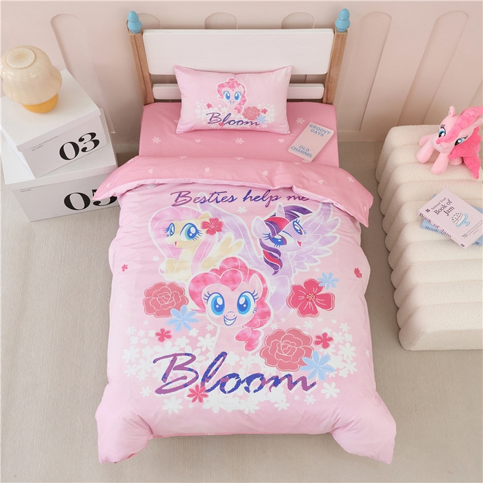 91家纺网 家纺一手货源 找家纺 百利卡通（原迪士尼家纺） 2025新款正版授权小马宝莉全棉数码印花幼儿园童被套装 花中聚餐T