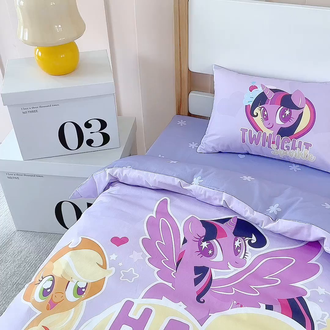 91家纺网 家纺一手货源 找家纺 百利卡通（原迪士尼家纺） 2025新款正版授权小马宝莉全棉数码印花幼儿园童被套装 快乐派对T