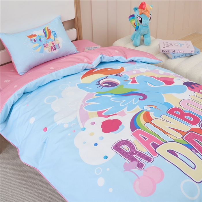 91家纺网 家纺一手货源 找家纺 百利卡通（原迪士尼家纺） 2025新款正版授权小马宝莉全棉数码印花幼儿园童被套装 蓝色云宝T