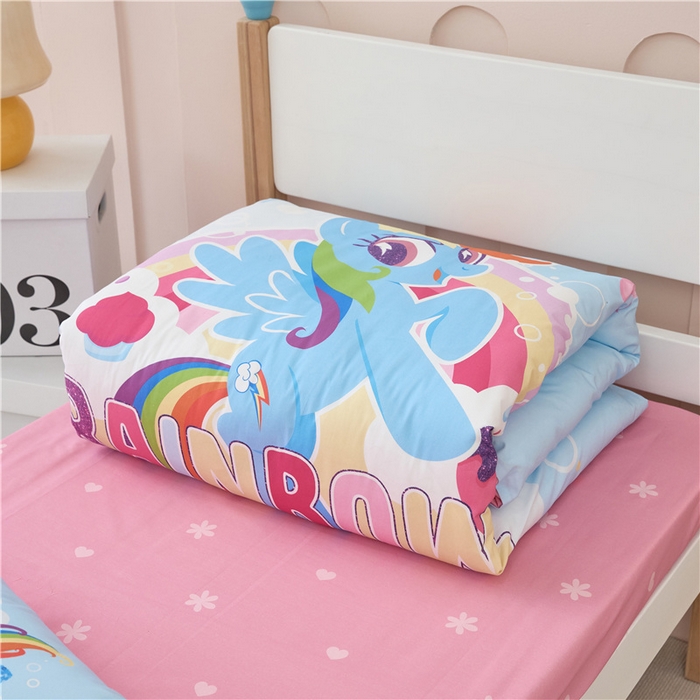 91家纺网 家纺一手货源 找家纺 百利卡通（原迪士尼家纺） 2025新款正版授权小马宝莉全棉数码印花幼儿园童被套装 蓝色云宝T