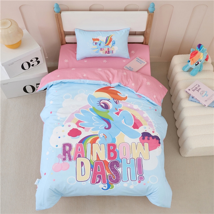 91家纺网 家纺一手货源 找家纺 百利卡通（原迪士尼家纺） 2025新款正版授权小马宝莉全棉数码印花幼儿园童被套装 蓝色云宝T