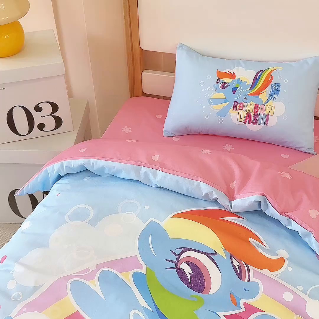 91家纺网 家纺一手货源 找家纺 百利卡通（原迪士尼家纺） 2025新款正版授权小马宝莉全棉数码印花幼儿园童被套装 蓝色云宝T