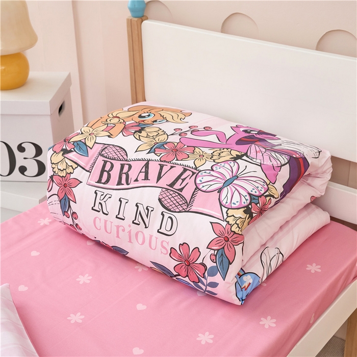 91家纺网 家纺一手货源 找家纺 百利卡通（原迪士尼家纺） 2025新款正版授权小马宝莉全棉数码印花幼儿园童被套装 勇敢家族T