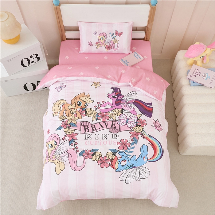 91家纺网 家纺一手货源 找家纺 百利卡通（原迪士尼家纺） 2025新款正版授权小马宝莉全棉数码印花幼儿园童被套装 勇敢家族T