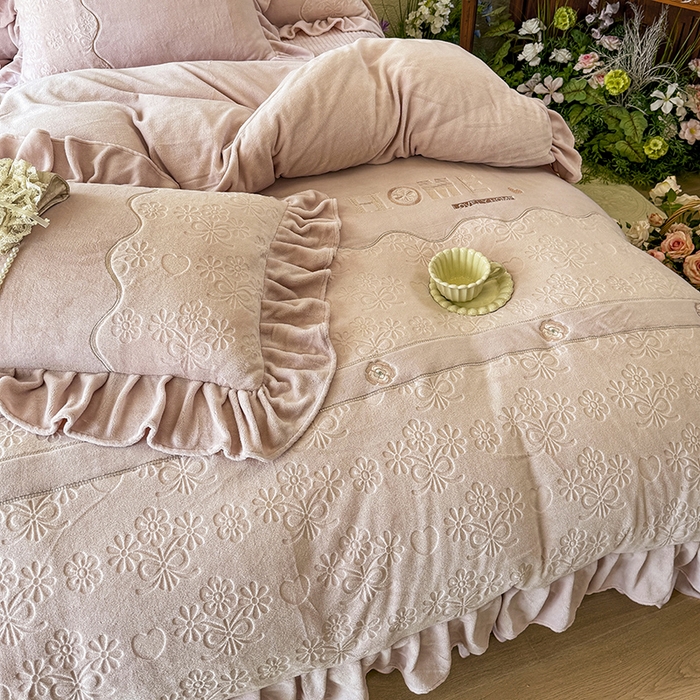 91家纺网 家纺一手货源 找家纺 （总）宜凡家纺 2025新款牛奶绒雕花拼接刺绣床盖四件套