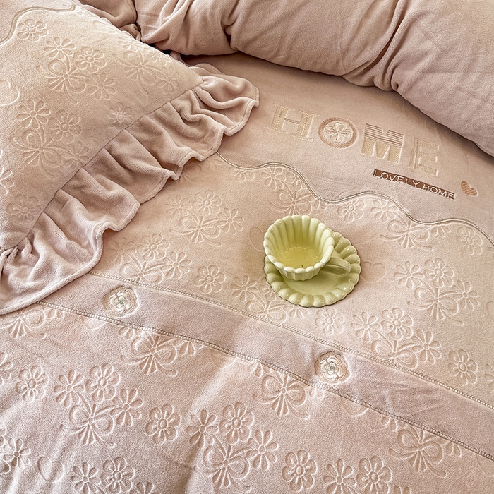 91家纺网 家纺一手货源 找家纺 （总）宜凡家纺 2025新款牛奶绒雕花拼接刺绣床盖四件套