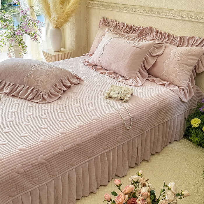 91家纺网 家纺一手货源 找家纺 （总）宜凡家纺 2025新款牛奶绒雕花拼接刺绣床盖四件套