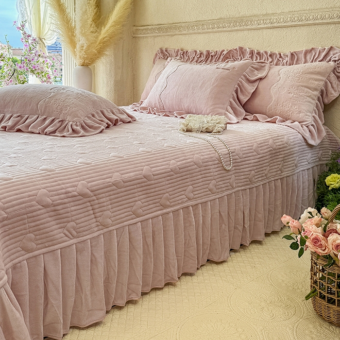 91家纺网 家纺一手货源 找家纺 （总）宜凡家纺 2025新款牛奶绒雕花拼接刺绣床盖四件套