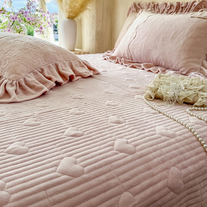 91家纺网 家纺一手货源 找家纺 （总）宜凡家纺 2025新款牛奶绒雕花拼接刺绣床盖四件套