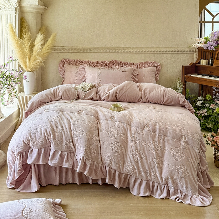 91家纺网 家纺一手货源 找家纺 （总）宜凡家纺 2025新款牛奶绒雕花拼接刺绣床盖四件套