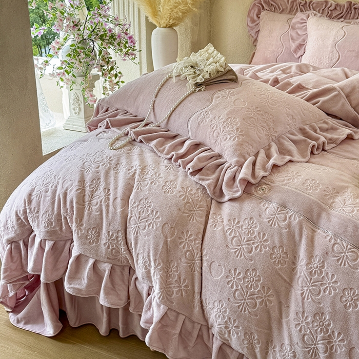 91家纺网 家纺一手货源 找家纺 （总）宜凡家纺 2025新款牛奶绒雕花拼接刺绣床盖四件套