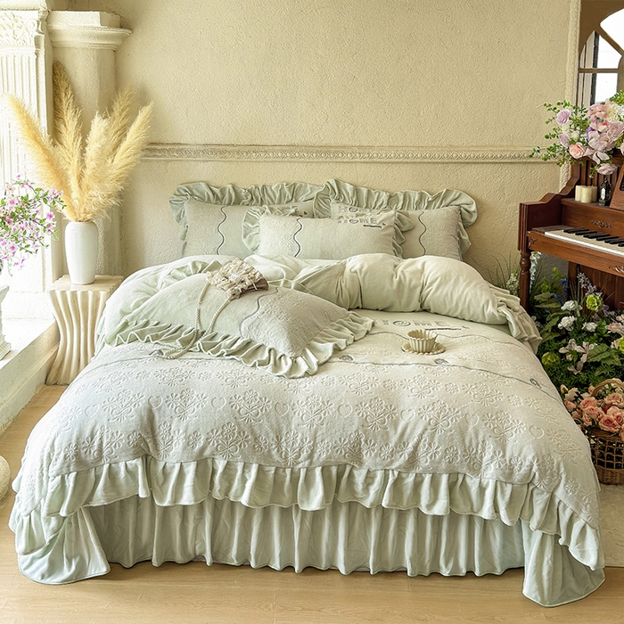 91家纺网 家纺一手货源 找家纺 （总）宜凡家纺 2025新款牛奶绒雕花拼接刺绣床盖四件套