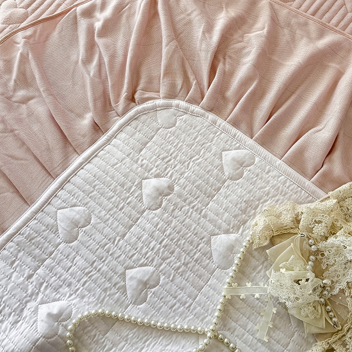 91家纺网 家纺一手货源 找家纺 宜凡家纺 2025新款牛奶绒雕花拼接刺绣床盖四件套 晨雾蔷薇