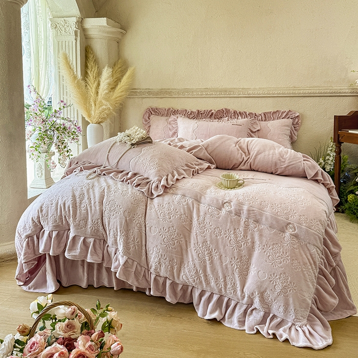 91家纺网 家纺一手货源 找家纺 宜凡家纺 2025新款牛奶绒雕花拼接刺绣床盖四件套 晨雾蔷薇