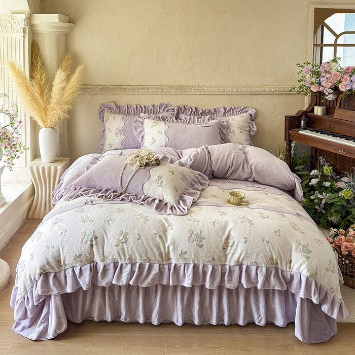 宜凡家纺 2025新款牛奶绒雕花拼接刺绣床盖四件套 蝶恋花语