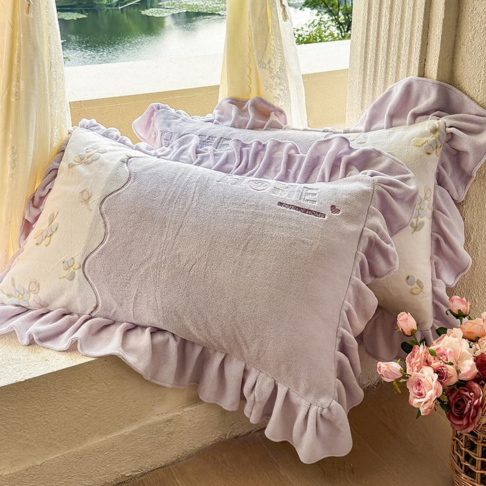 91家纺网 家纺一手货源 找家纺 宜凡家纺 2025新款牛奶绒雕花拼接刺绣床盖四件套 蝶恋花语