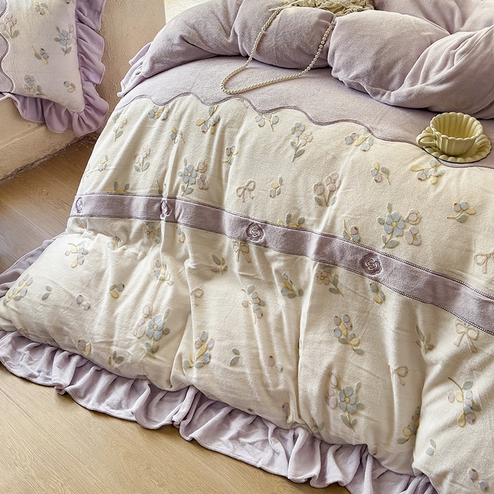 91家纺网 家纺一手货源 找家纺 宜凡家纺 2025新款牛奶绒雕花拼接刺绣床盖四件套 蝶恋花语