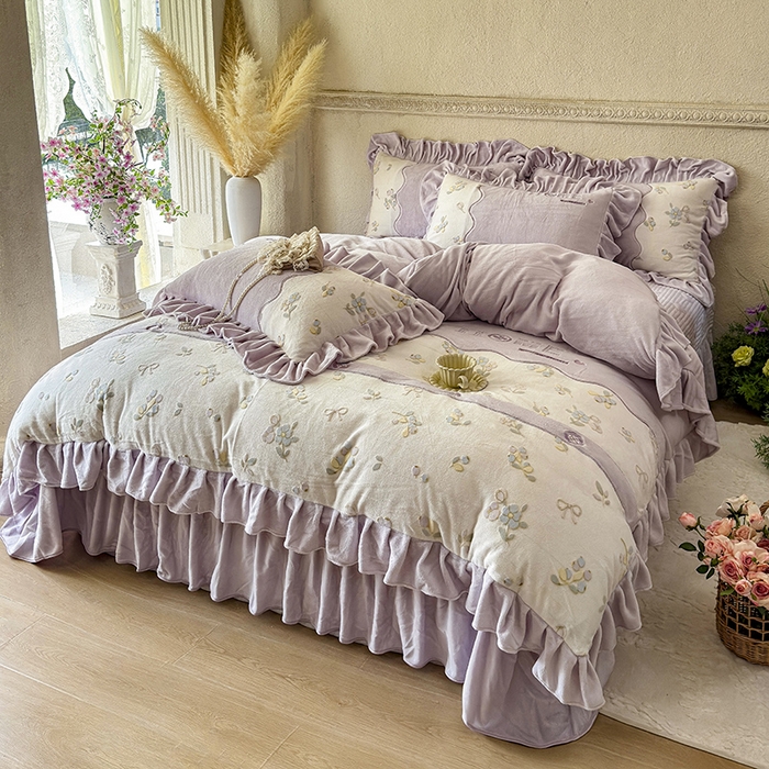 91家纺网 家纺一手货源 找家纺 宜凡家纺 2025新款牛奶绒雕花拼接刺绣床盖四件套 蝶恋花语