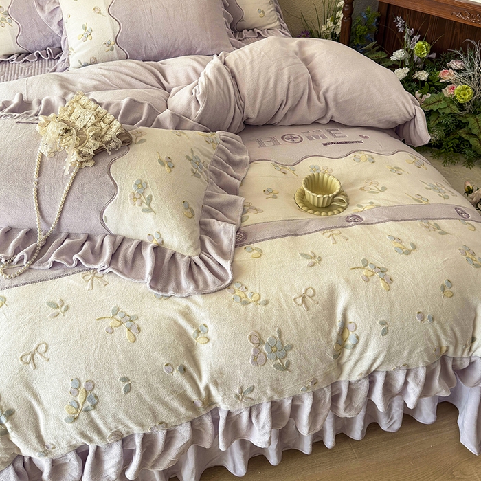 91家纺网 家纺一手货源 找家纺 宜凡家纺 2025新款牛奶绒雕花拼接刺绣床盖四件套 蝶恋花语