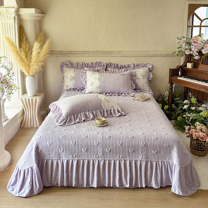 91家纺网 家纺一手货源 找家纺 宜凡家纺 2025新款牛奶绒雕花拼接刺绣床盖四件套 蝶恋花语