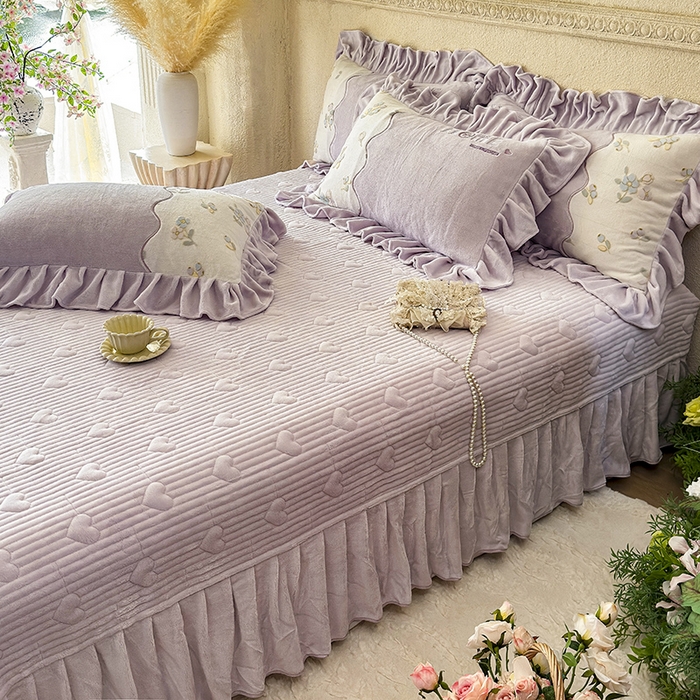 91家纺网 家纺一手货源 找家纺 宜凡家纺 2025新款牛奶绒雕花拼接刺绣床盖四件套 蝶恋花语