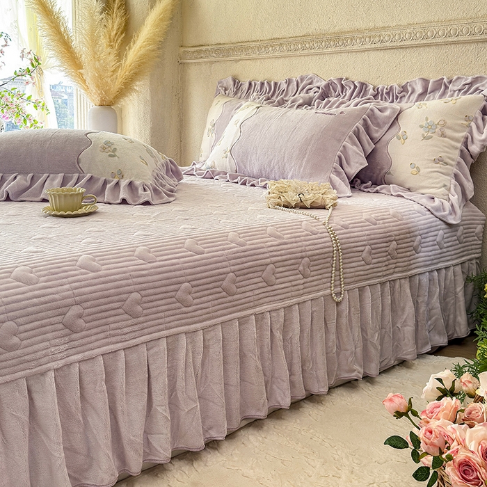 91家纺网 家纺一手货源 找家纺 宜凡家纺 2025新款牛奶绒雕花拼接刺绣床盖四件套 蝶恋花语